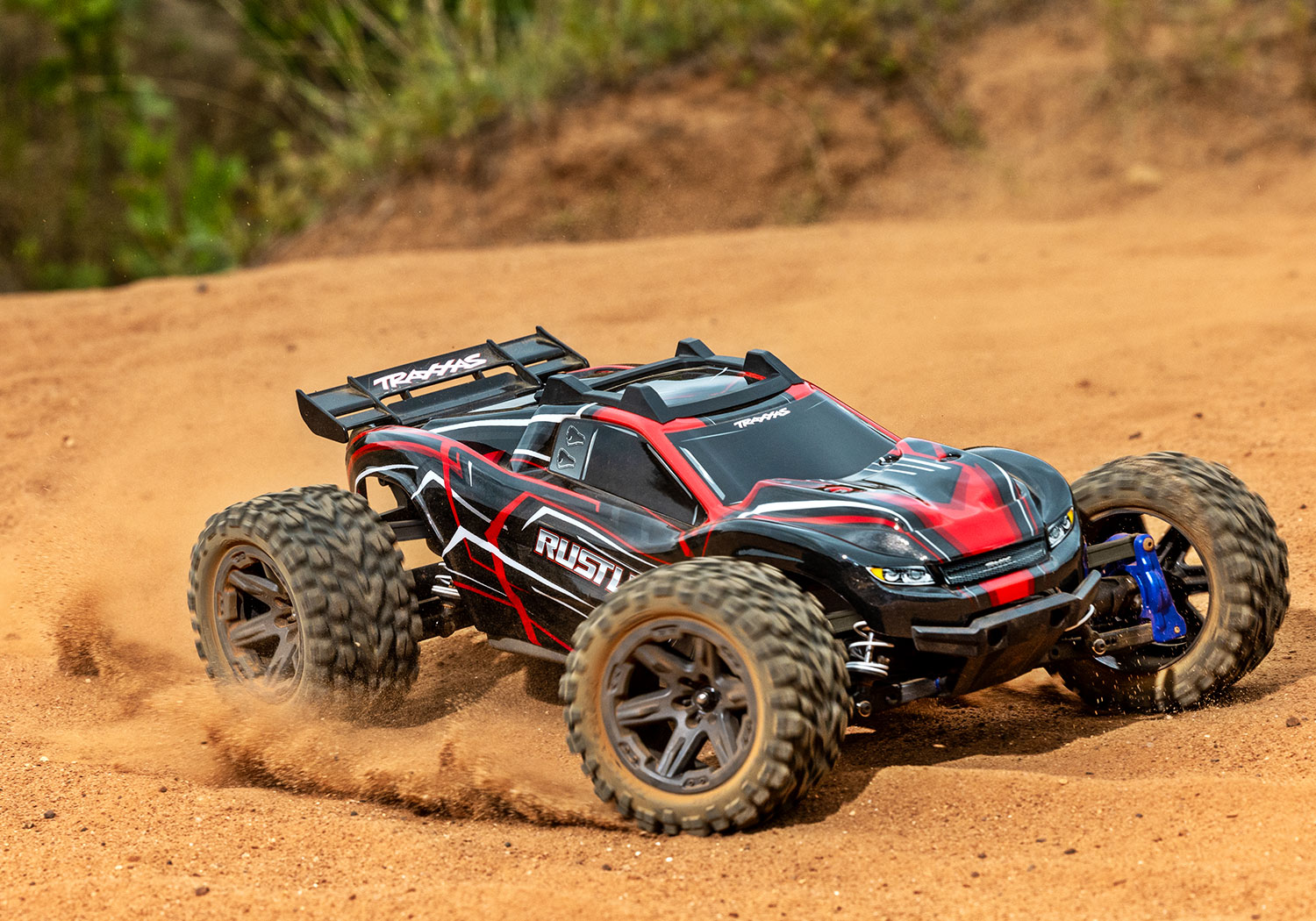 PACK ECO 100% RTR TRAXXAS RUSTLER 4X4 BRUSHLESS BL-2S ROUGE LIPO CHARGEUR SAC OFFERT