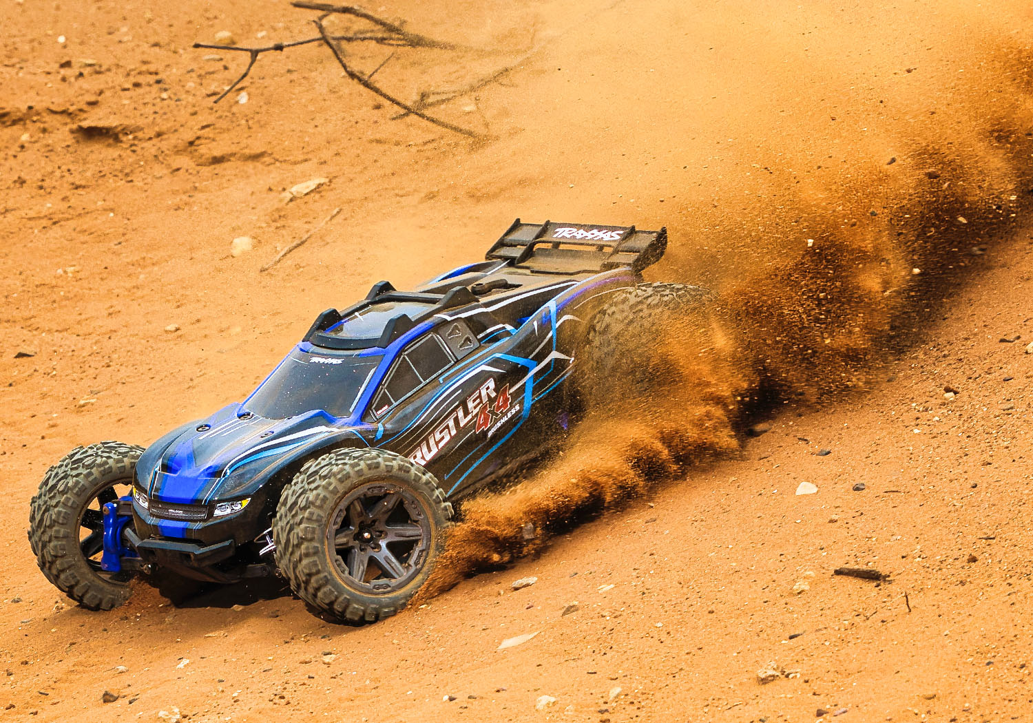 PACK ECO 100% RTR TRAXXAS RUSTLER 4X4 BRUSHLESS BL-2S BLEU LIPO CHARGEUR SAC OFFERT