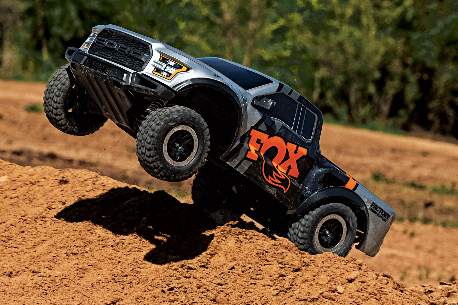 TRAXXAS FORD RAPTOR F-150 FOX- 4x2 - 1/10 BRUSHED TQ 2.4GHZ - iD BATTERIE et CHARGEUR